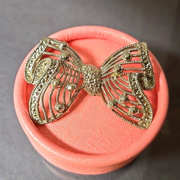 Elegant Silver Tone Bow Brooch - Picture 3 of 14